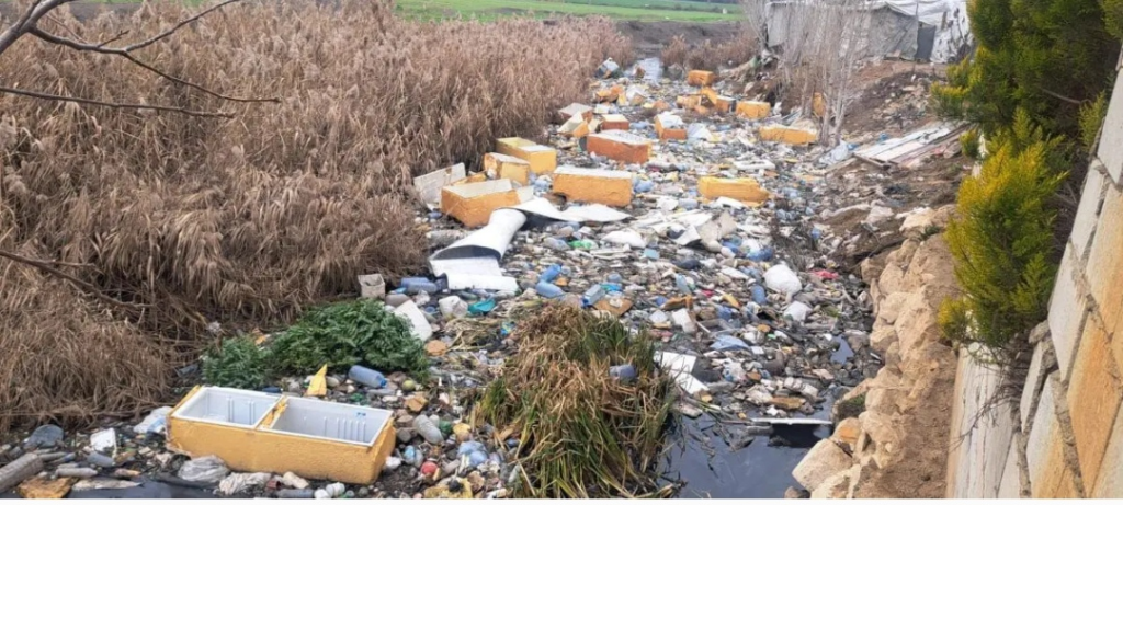 نهر الليطاني يتحوّل إلى مكب عشوائي في البقاع!