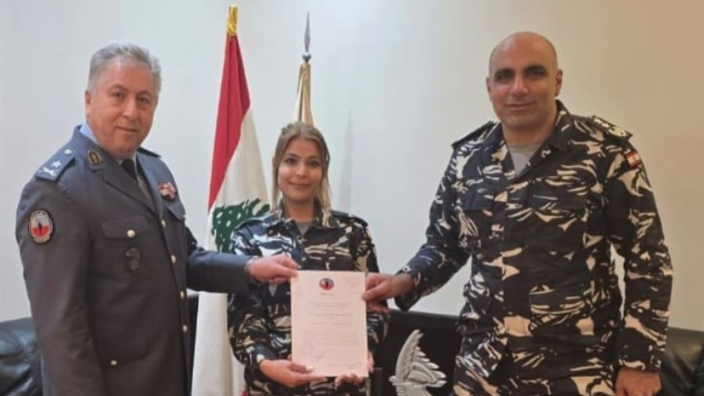 العميد موسى كرنيب يُكرّم المعاون أوّل ناديا ناصر لرعايتها رضيعة في المطار