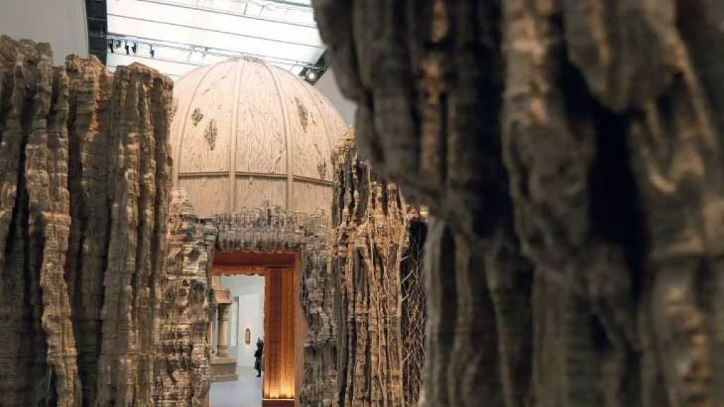 معرض إيفا جوسبان وتحدي الكرتون للهشاشة والذاكرة