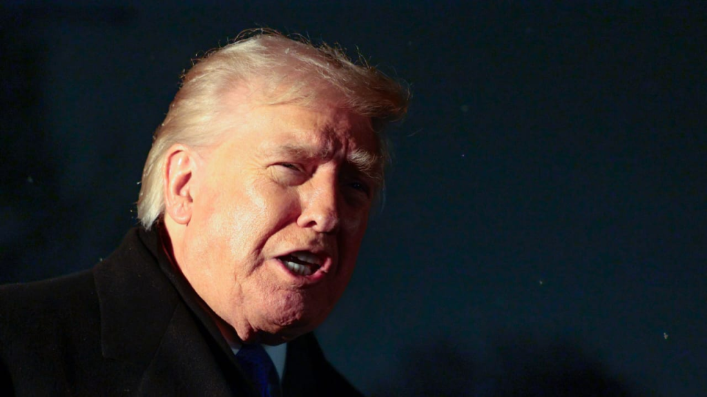 ترمب يشيد بالمحادثات مع إيران ويلوّح مجددا بأسطول بحري ضخم