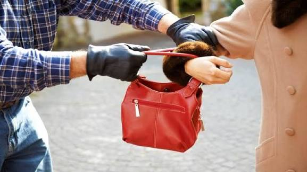 بالفيديو..في وضح النهار.. نشـل سيدتين على أوتوستراد النقّاش