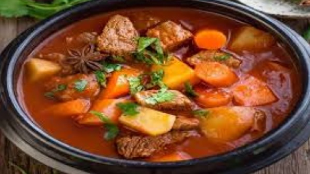 خضار بالبطاطا الحلوة واللحم.. وصفة صحية وشهية للأسرة