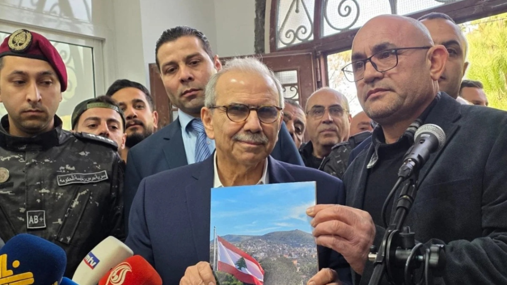 استجابةً لطلب الأهالي… سلام يسير على الأقدام في عيتا الشعب