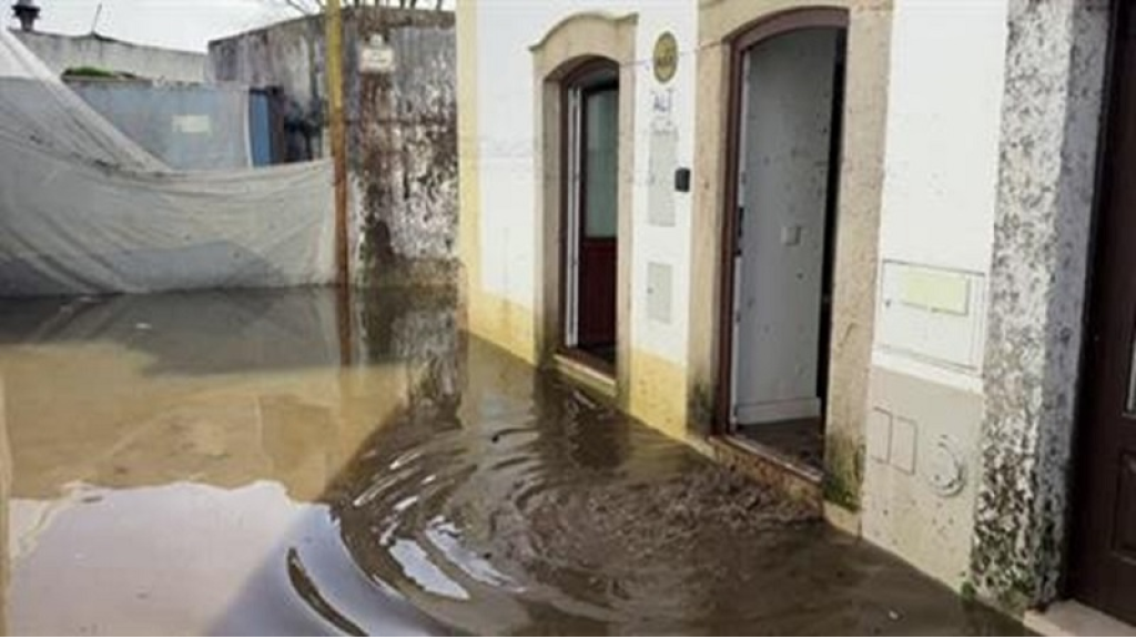 فيضانات عنيفة تجتاح البرتغال! (فيديو)