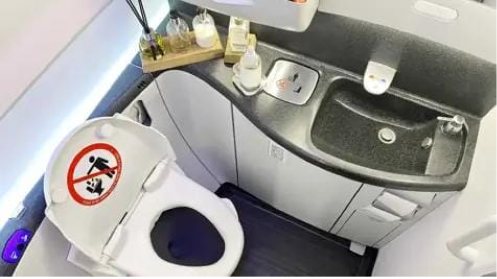 تأجيل رحلة جوية أمريكية بسبب 