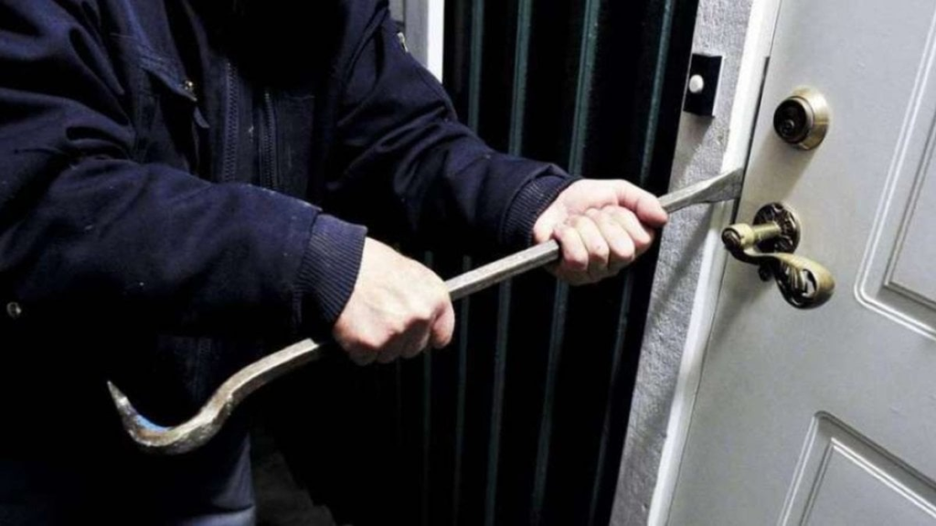 مُعالِجة نفسية تسطو على خزنة طليقها الطبيب بمساعدة عشيقها