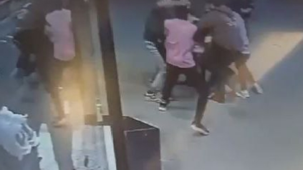 لحظة مقtل رجل أعمال مصري غدرا خلال جلسة صلح