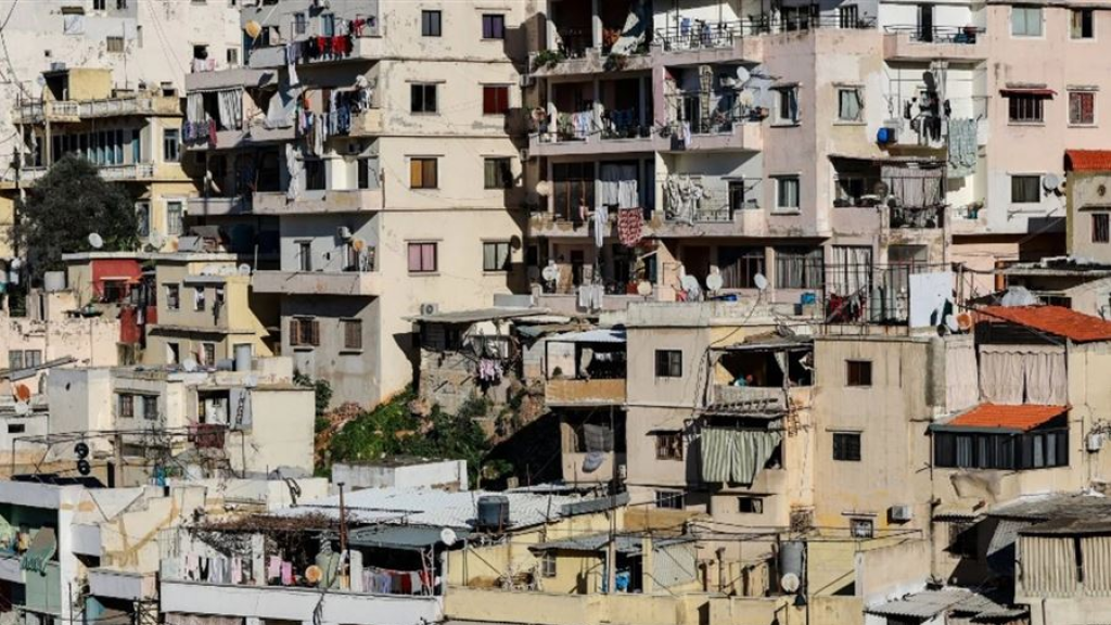 بالصور- التشققات تشوبه.. مبنى آيل للسقوط في الكورة والأهالي يناشدون