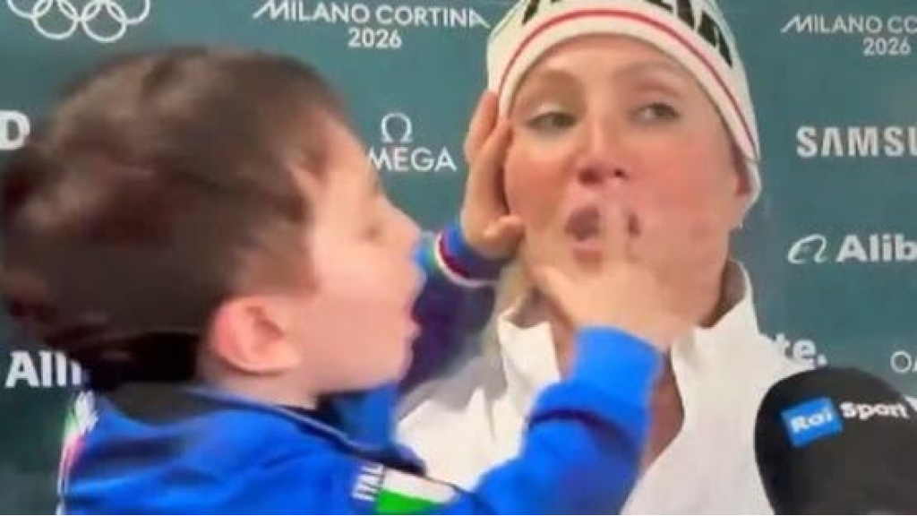 طفل يخطف فوز متزلجة إيطالية.. وفيديو للصغير يشعل التواصل