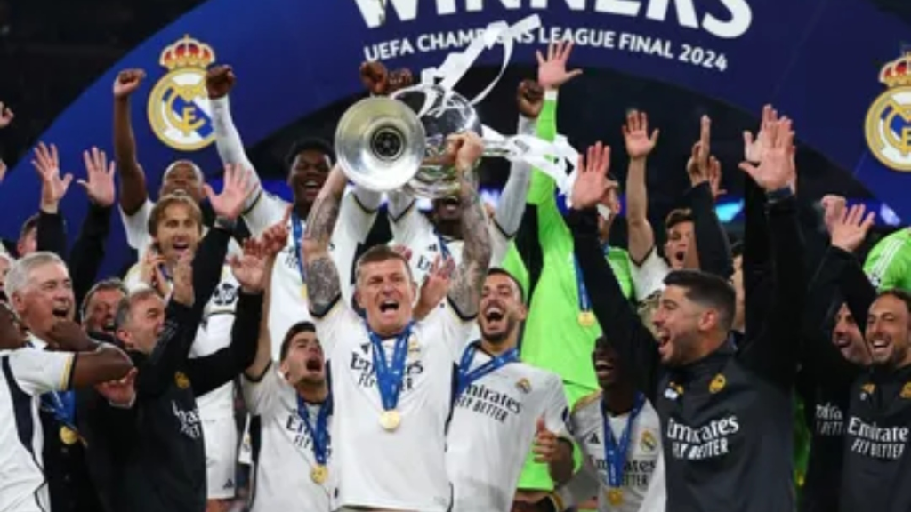 توني كروس يرد ساخراً على أوبي ميكيل.. لماذا لم تلعب في ريال مدريد؟