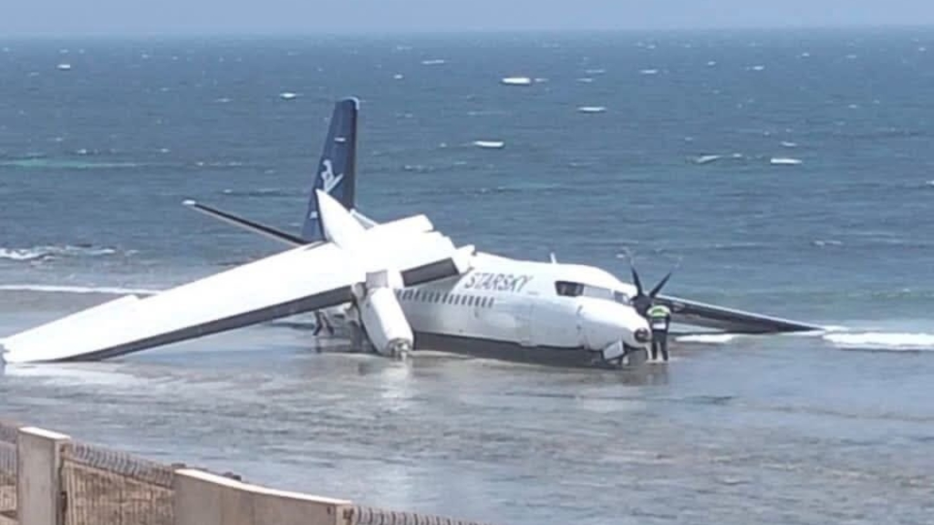 بالفيديو هبوط اضطراري لطائرة مدنية قرب مقديشو