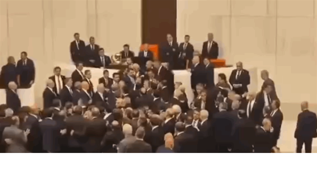 شجار عنيف وتضارب... شاهدوا ما حدث في مجلس النواب التركيّ (فيديو)  