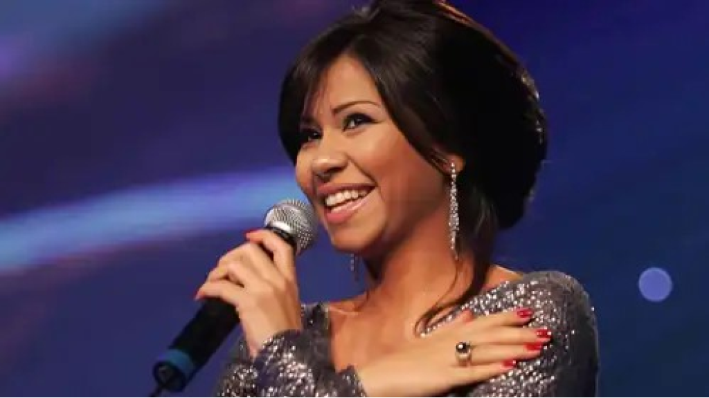 صورة لسيارة مغطاة أمام منزل تُثير الجدل بشأن الفنانة شيرين عبدالوهاب... ما قصتها؟