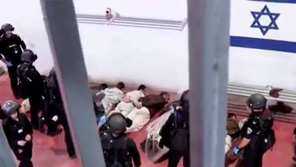 حماس: مشاهد التنكيل في سجن عوفر جريمة حرب وتحدٍ للقوانين الدولية