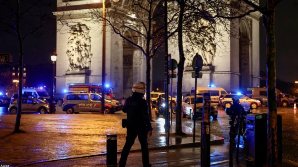 هجوم بسكين قرب قوس النصر في باريس.. وفتح تحقيق “عاجل”
