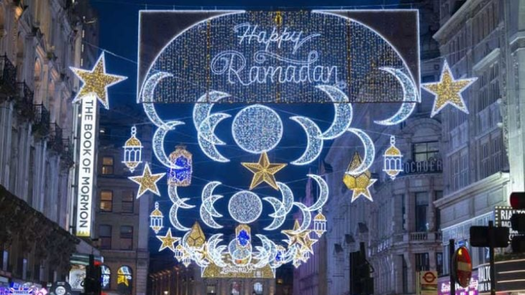 للعام الرابع.. أضواء رمضان تزين شارع كوفنتري وسط لندن- (صور)