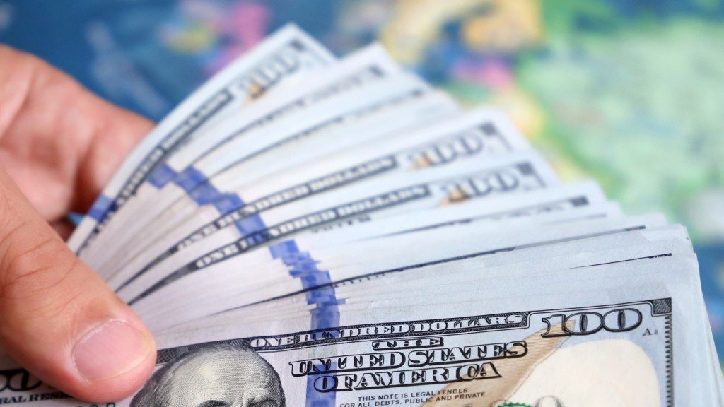 أدنى مستوى في 20 عاماً… ما سبب تراجع الدولار عالميّاً؟