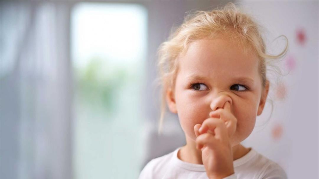 لماذا يأكل الأطفال إفرازات الأنف؟ الإجابة علمية