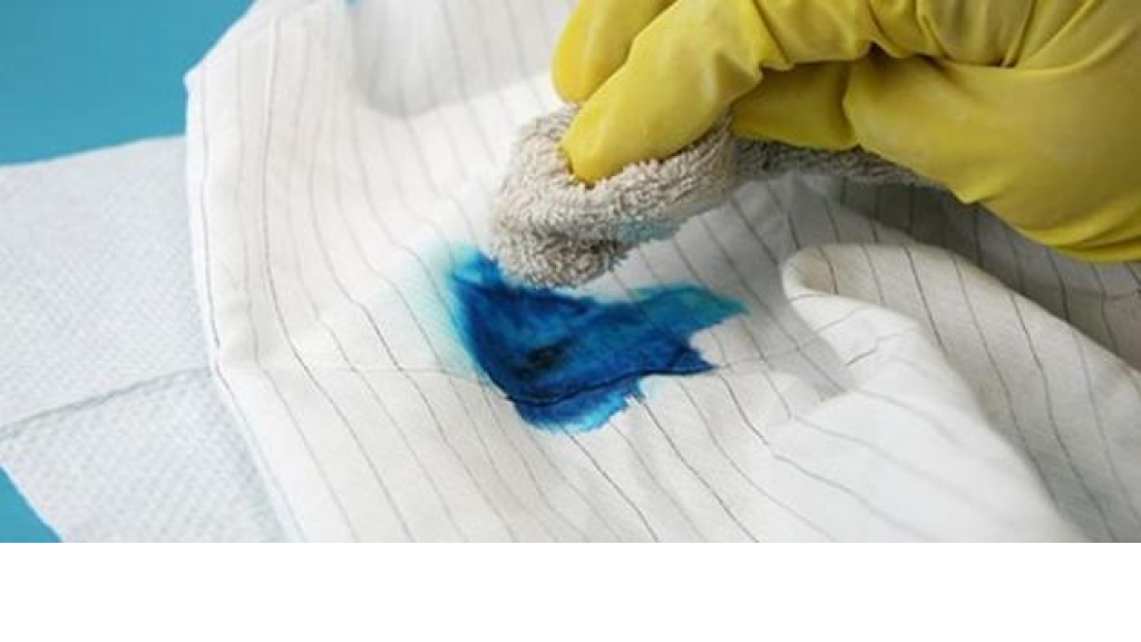 طرق إزالة بقع الحبر من الملابس بسهولة.. حلول فعالة ومجربة