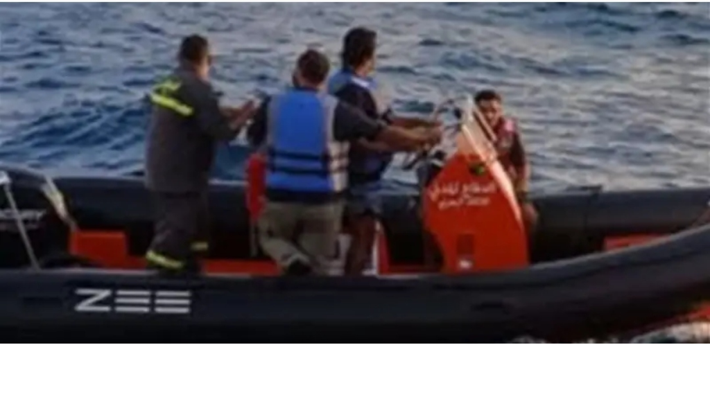 غرق مركب بالكامل … على متنه شخصين!