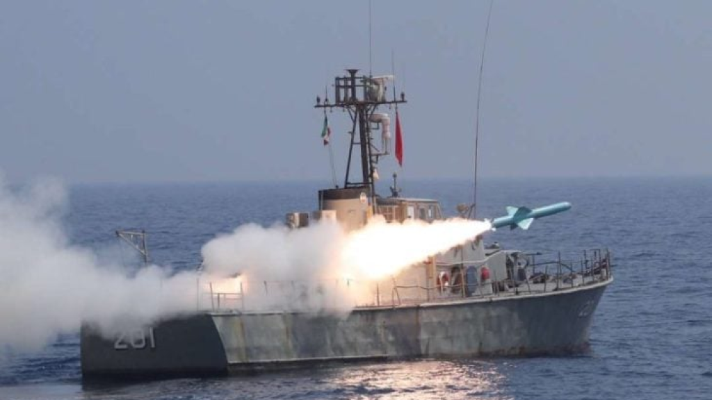 إيران تجري مناورة عسكرية في مضيق هرمز