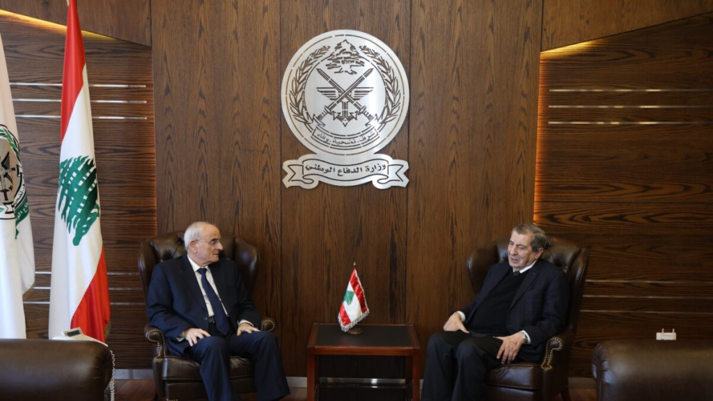 وزير الدفاع يبحث تحسين رواتب العسكريين ويعرض الأوضاع الأمنية والسياسية مع عدد من المسؤولين