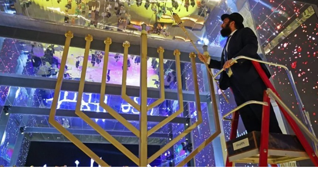 حاخام إسرائيلي يرتكب جرائم جنسية بحق طالبة في “مدرسة التوراة” بحجة “الوحي الروحي”!