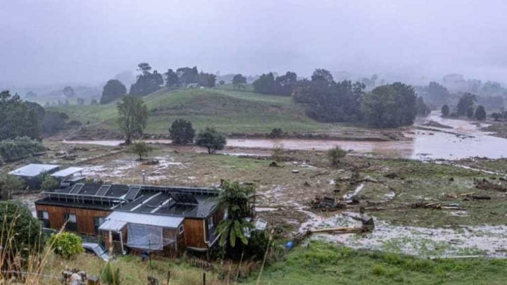 عاصفة شديدة في نيوزيلندا تعطل الرحلات الجوية وتقطع الكهرباء عن الآلاف