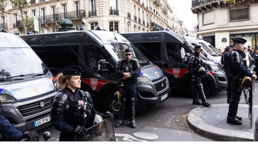 مداهمات في معهد العالم العربي في باريس.. ما علاقة إبستين؟