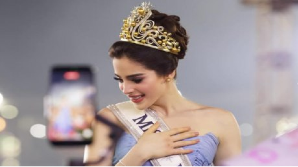 ملكة جمال الكون تتعرض لموقف محرج أمام الآلاف  (فيديو)