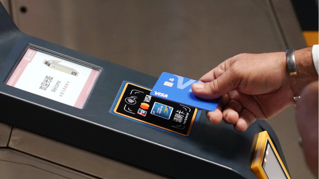 الغارديان: مصرفيون بريطانيون يبحثون إنشاء بديل وطني لـVisa وMastercard