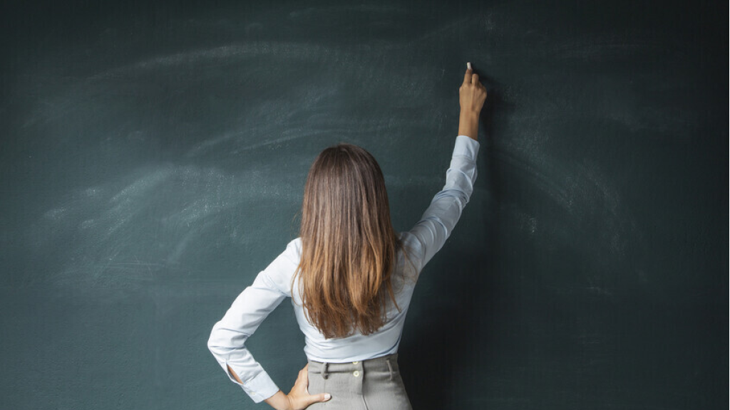 فضيحة جنsية في مدرسة أمريكية.. سكرتيرة متهمة بممارسة الجnس مع طالبين وزوجها يضبطها!