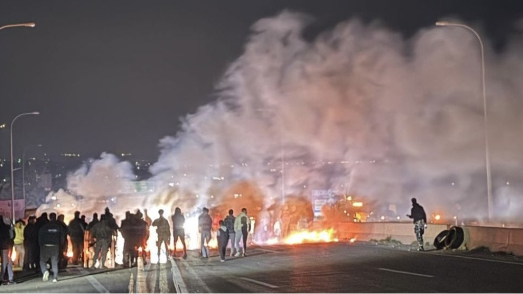 احتجاج على أوتوستراد عدلون ضد قرارات الحكومة