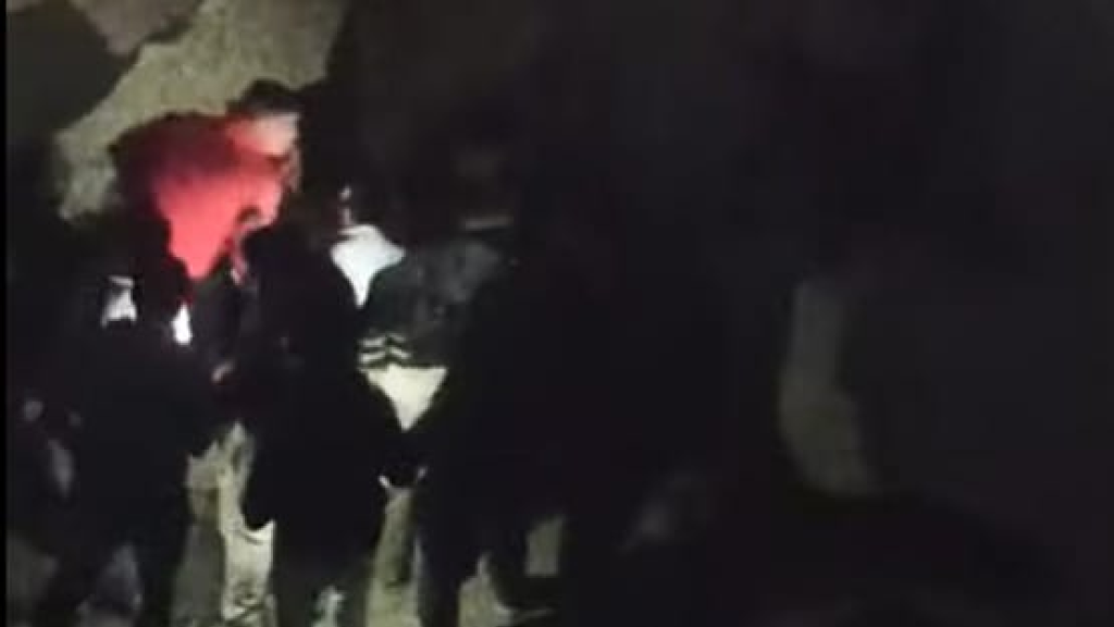 فيديو من القاهرة.. حافلة تقع بالركاب داخل حفرة صرف صحي