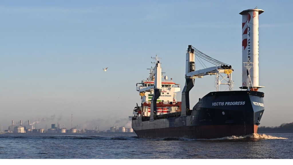 تعمل بطاقة الرياح.. سفينة شحن تسعى لخفض الانبعاثات بنحو 96%