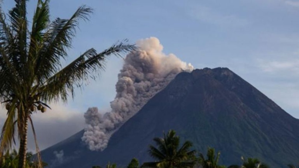 ثوران بركان “ميرابي” في إندونيسيا (فيديو)
