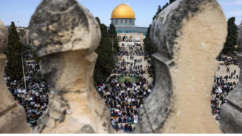 إسرائيل تبعد مئات الفلسطينيين عن الأقصى وتفرض قيودا مشددة على دخول القدس خلال رمضان