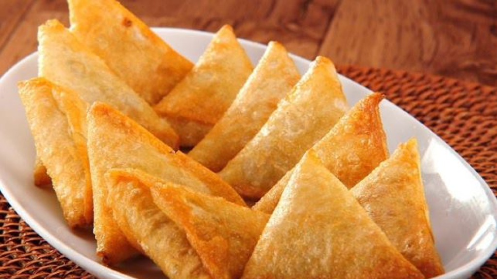 سر قرمشة السمبوسة في رمضان.. خطأ واحد يبوّظها ويحوّلها لعجينة طرية