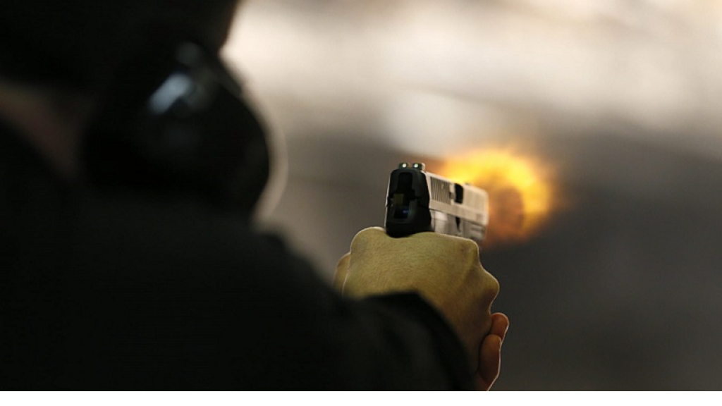 جندي يطلق النار على والده!