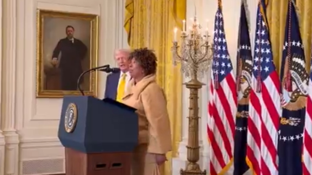 فيديو تعابير ترامب على امرأة قارنته بالجدّات على الميكروفون