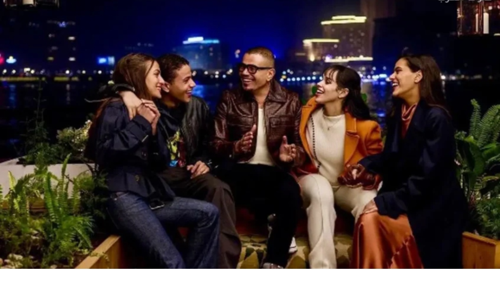 عمرو دياب يجمع أبناءه الأربعة في إعلان جديد