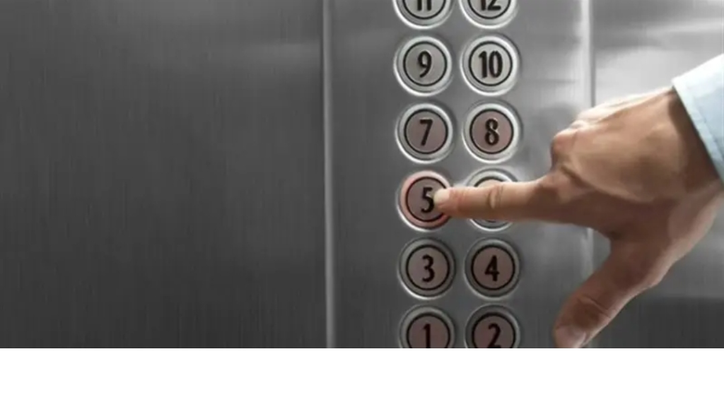 حادثة مروّعة داخل مصعد… هكذا فقد طفلٌ حياته