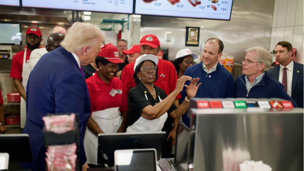 ترامب يطلب همبرغر على متن طائرته...(فيديو)