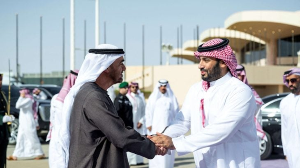 إيكونوميست: على السعودية والإمارات دفن الخلافات بينهما وإلا تفاقمت التوترات في ظل تجاهل ترامب