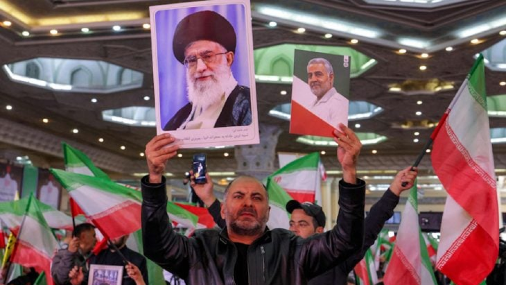 صحيفة أمريكية: ترامب يحشد قواته قرب إيران ولكن بدون خيارات واضحة حول ما سيحدث بعد سقوط النظام