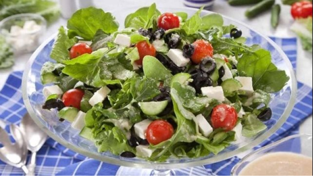 ماذا يحدث لجسمك عند تناول السلطة على الفطار