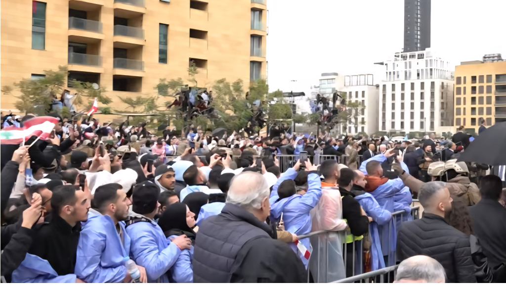 الحشود تمنح الحريري 