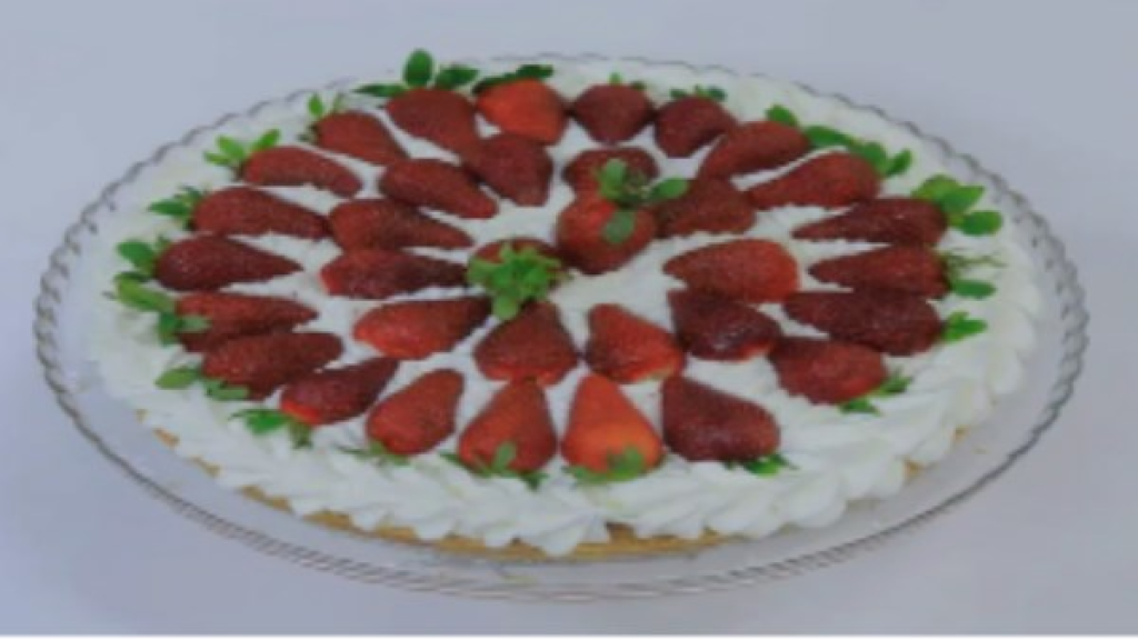 حلويات رمضان.. طريقة عمل تورتة الكنافة بالفراولة