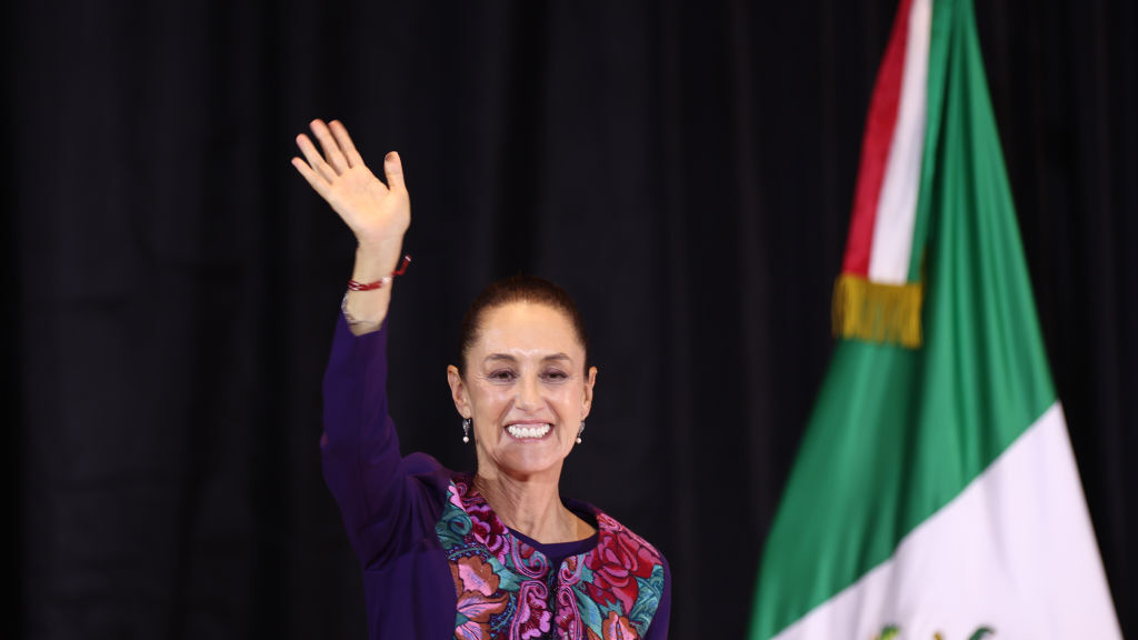 رئيسة المكسيك تعلق على الوضع في البلاد بعد مقتل أبرز زعيم لعصابات المخدرات