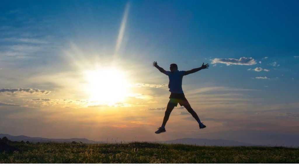 لماذا يفقد دماغنا السعادة مع غياب الشمس؟ دراسة تكشف